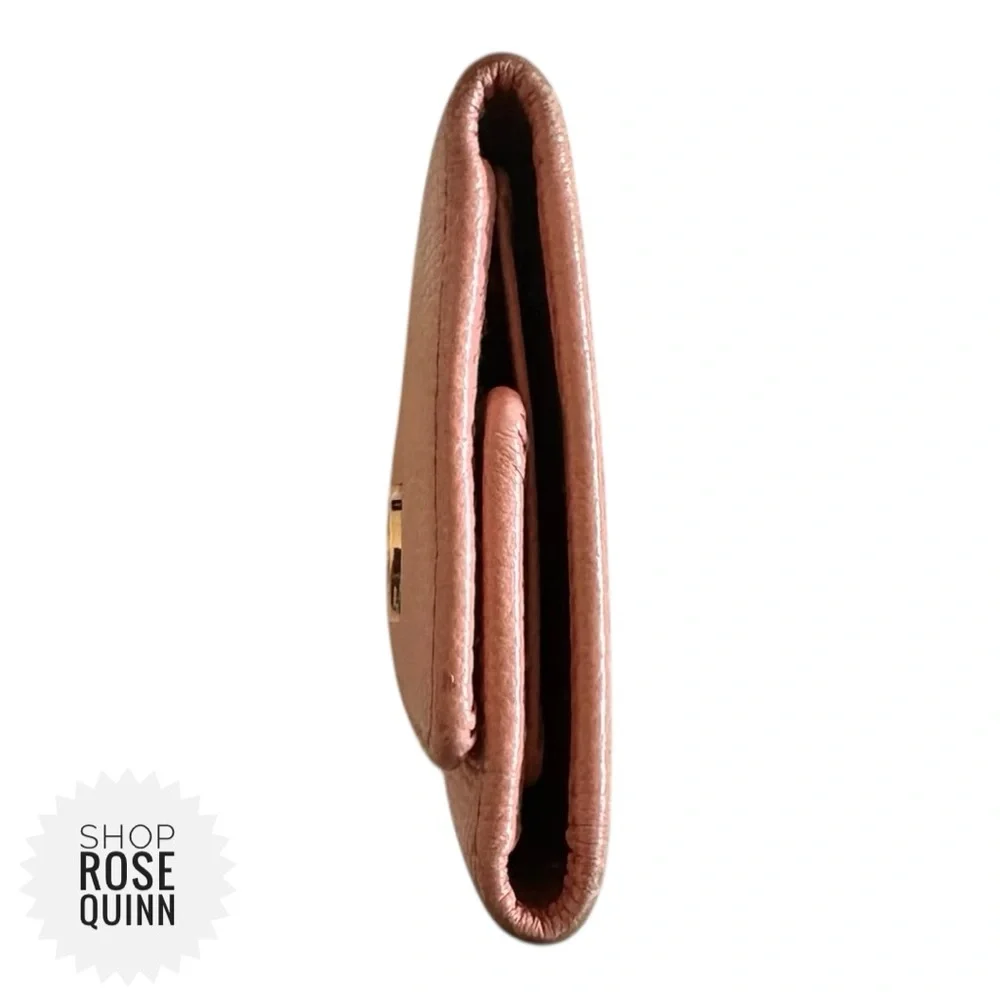 CHANEL | Coco Button Key Holder - Picture 3 of 7